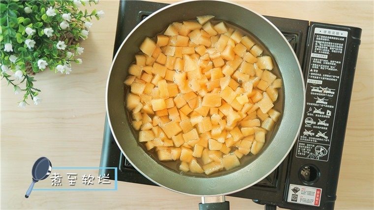 自制苹果酱,水开后转中小火，煮至苹果软烂。