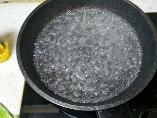 最好吃的油泼金针菇,烧一锅开水。