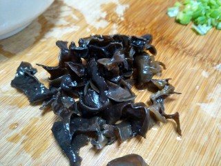 最好吃的油泼金针菇,把木耳撕碎或者切碎都可以。