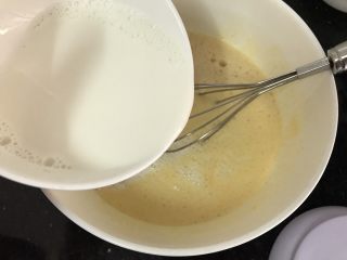 五彩冰皮月饼（附奶黄馅做法）,加入纯牛奶