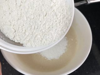 五彩冰皮月饼（附奶黄馅做法）,筛入面粉