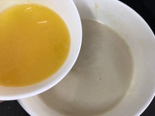 五彩冰皮月饼（附奶黄馅做法）,加入融化的黄油，搅拌均匀至油粉融合