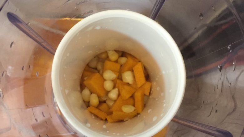南瓜玉米汁,接着把南瓜玉米倒入豆浆机里的过滤器，这样一来更加方便。