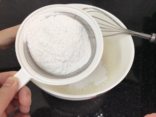 五彩冰皮月饼（附奶黄馅做法）,筛入（糯米粉，粘米粉，澄粉混合一起）混合粉