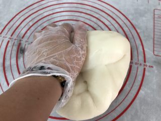 五彩冰皮月饼（附奶黄馅做法）,晾至不汤手了，把粉团像搓面一样来回搓多几下，这样可以使冰皮更细腻光滑且有弹性