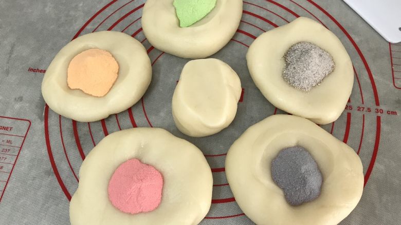 五彩冰皮月饼（附奶黄馅做法）,彩色的冰皮制作：
分别揪几团面团出来，然后分别加入各种颜色的果味粉