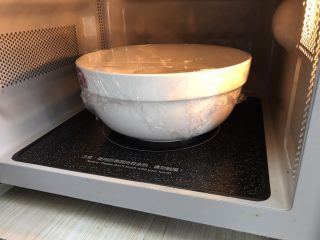 五彩冰皮月饼（附奶黄馅做法）,还是微波炉加热法，7-8分钟
也可以隔水蒸哈，30分钟左右