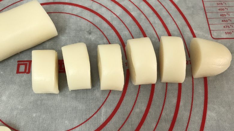 五彩冰皮月饼（附奶黄馅做法）,冰皮粉搓长条，然后切出约25g的小团
（我用50g的摸具，所以冰皮与馅料的比例约25g:22g,稍微留点空间好操作