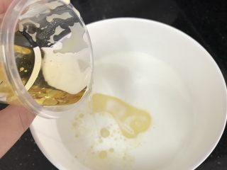 五彩冰皮月饼（附奶黄馅做法）,加入玉米油，搅拌均匀至水油融合