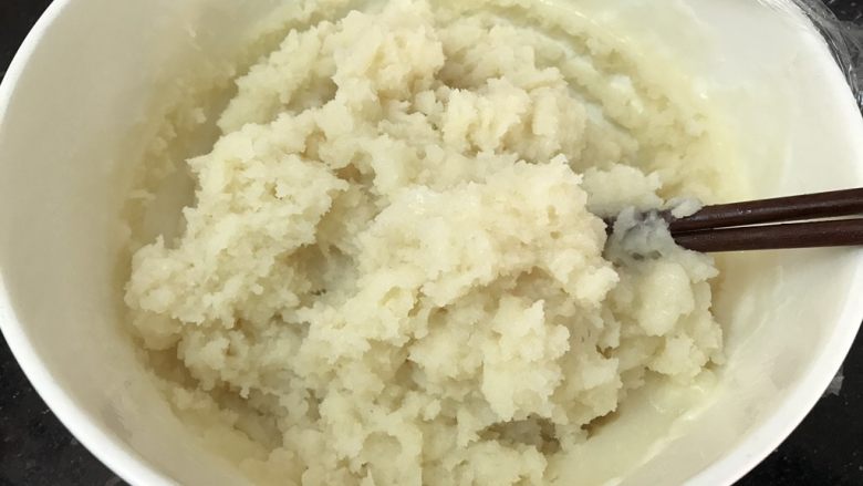 五彩冰皮月饼（附奶黄馅做法）,熟透了，筷子顺时针搅拌一会，放至晾凉