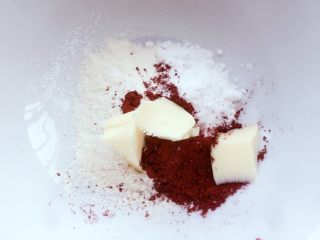 #不一样的泡芙#修女泡芙,先做酥皮：把酥皮材料（面粉、黄油、糖粉、红曲粉）倒进碗里