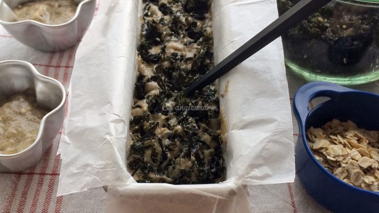 低卡粗粮蛋糕,用筷子在面糊表层稍微搅拌一下。