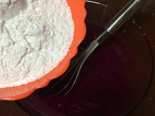 水果汁糯米饼,糯米粉过筛一遍后加入火龙果汁中搅拌成面絮