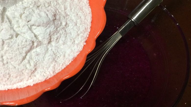 水果汁糯米饼,糯米粉过筛一遍后加入火龙果汁中搅拌成面絮