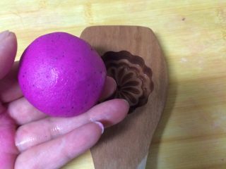 水果汁糯米饼,取出一个压花磨具，火龙果糯米饼胚光滑的那面朝下放入磨具，这样出来的花型漂亮