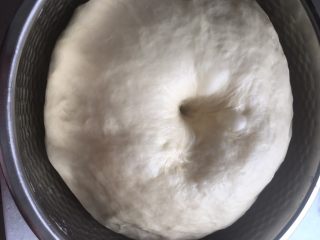 奶酪餐包,放在温暖的地方发酵，如果有发酵功能的烤箱最好了，温度40度半小时。面团取出，手指粘干面粉插入面团，圆孔缓慢回缩即可