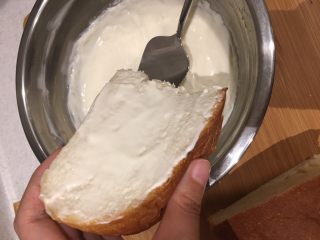 奶酪餐包,将奶酪涂抹在面包切口上