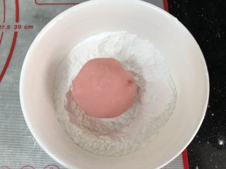 五彩冰皮月饼（附奶黄馅做法）,放入熟糕粉里轻轻表面沾一层粉，以防粘模