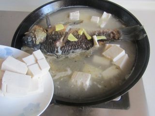 鲫鱼豆腐汤,同时将豆腐和姜片放入里面；