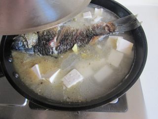 鲫鱼豆腐汤,加盖中火继续炖煮15分钟；