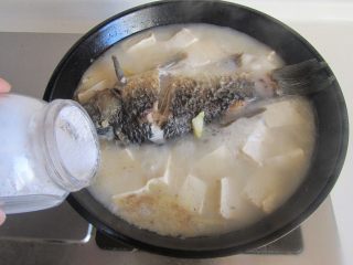 鲫鱼豆腐汤,再加入适量的盐和胡椒粉调味， 盛入碗中，表面撒上小葱末。