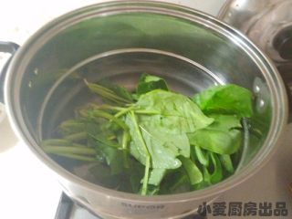 双色剪刀面,菠菜清洗干净， 锅中加水焯烫菠菜。