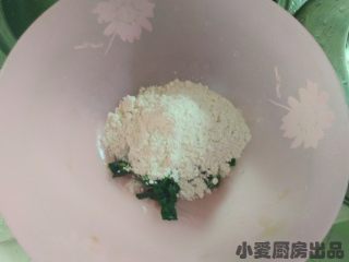 双色剪刀面,将菠菜切碎。面粉中加少许盐，用力将菠菜和到面里边。
