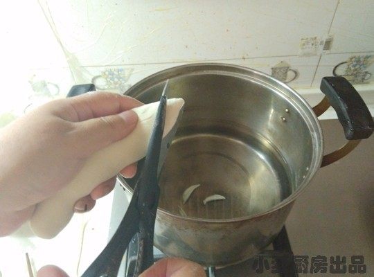 双色剪刀面,煮锅中加水，不要等水煮开，用剪刀转圈将面直接剪入锅中。