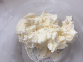 #不一样的泡芙#修女泡芙,加入酸奶打发至奶油霜呈顺滑状态