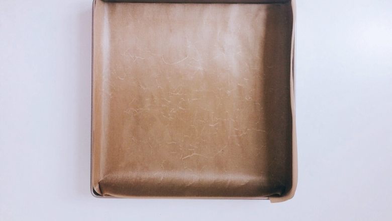 奥利奥咸奶油蛋糕卷,然后在烤盘上铺上一张油布或油纸（我用的是油布，可重复使用）。