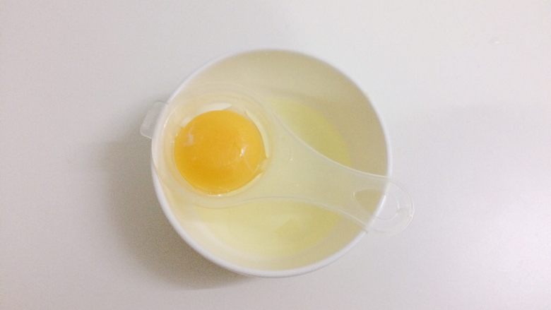 奥利奥咸奶油蛋糕卷,蛋黄蛋白分离，分别放在两个无油无水的容器中。