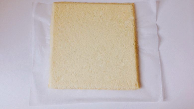 奥利奥咸奶油蛋糕卷,将烤盘倒扣，小心撕掉原来那张油布（油纸），在蛋糕上盖上一层保鲜膜，确保蛋糕体水分不会流失，然后晾凉，斜切掉边缘。