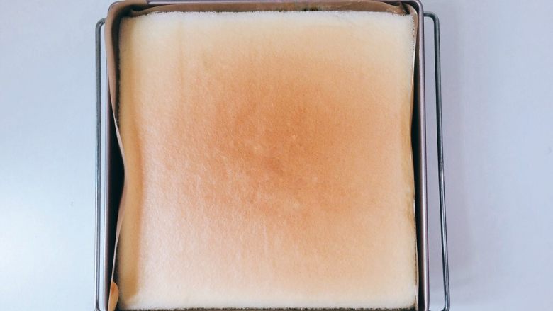 奥利奥咸奶油蛋糕卷,放在烤箱中层，170度二十分钟。
（预热180度是因为打开烤箱门温度会降低，不同的烤箱脾气不同，请各位根据自己烤箱情况酌情增减几分钟，烤至表面上色）