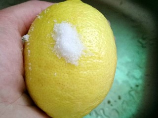 柠檬蜂蜜茶,柠檬加少许食盐反复搓洗表面的腊。