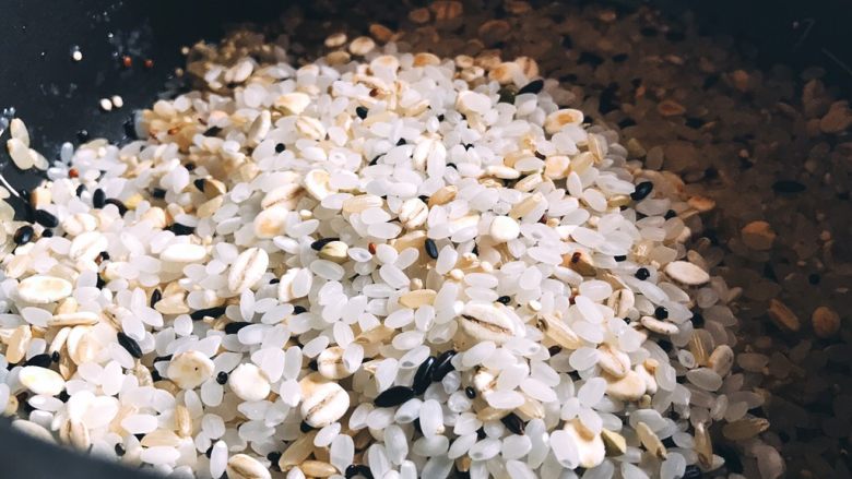 小森林系·温暖醇香的糙米核桃饭,在泡好的糙米中，倒入白米。
我除了白米之外，又混合了一些大麦仁和藜麦。