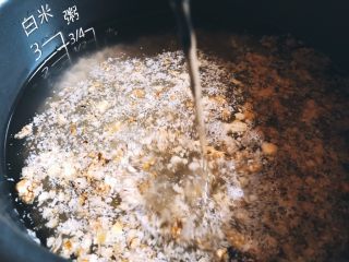 小森林系·温暖醇香的糙米核桃饭,加入1勺味淋。
如果没有的话，放一点点糖和清酒或白酒、朗姆酒也可以。