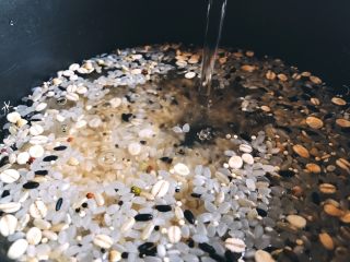 小森林系·温暖醇香的糙米核桃饭,把混合的米用清水淘洗2遍，把水沥干