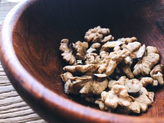 小森林系·温暖醇香的糙米核桃饭,剥出核桃仁，小心地把核桃壳都剔除干净。