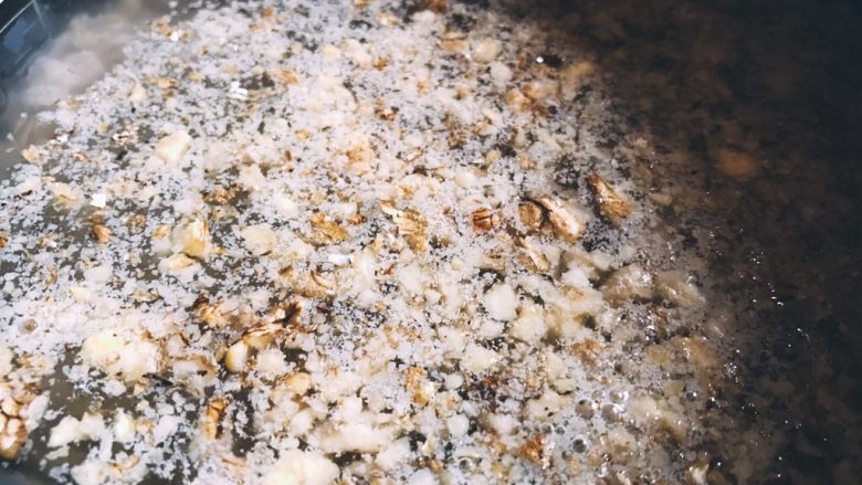 小森林系·温暖醇香的糙米核桃饭,浸泡好后，我们把捣碎的核桃全部倒进煮饭锅