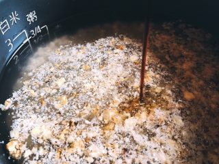 小森林系·温暖醇香的糙米核桃饭,加入3勺酱油。我用的是日本酱油，可以用生抽替代，但是不要用老抽！