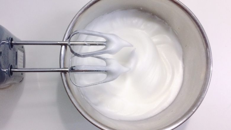 奥利奥咸奶油蛋糕卷,在蛋白霜出现纹路时加入最后剩下的三分之一的砂糖，打至湿性发泡即可。（如图）