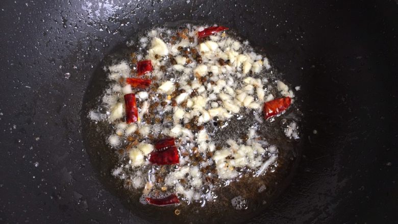 椒盐皮皮虾,锅内留油，炸完皮皮虾的油，爆香调料