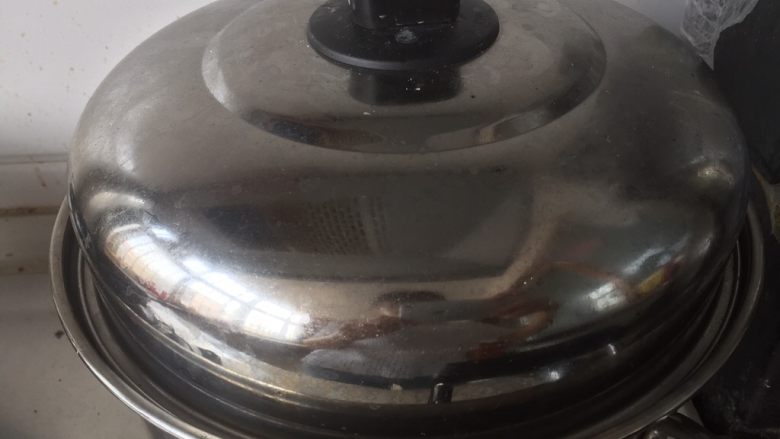 南瓜奶香花卷,冷水上锅，水开后蒸15min，蒸完以后不要忙着揭锅盖，先闷5min