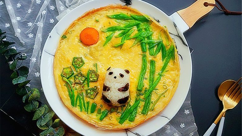熊猫趣味早餐饼,可爱的熊猫蛋饼做好了，既有蛋饼还有饭团，有没有萌到你？