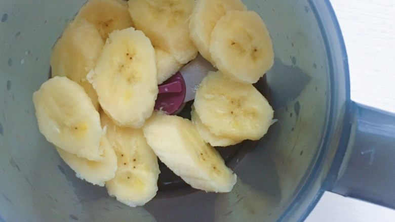 香蕉酸奶溶豆,切好的香蕉放入辅食机打成细腻的香蕉泥