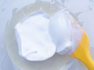 香蕉酸奶溶豆,
用刮刀将三分之一蛋白与香蕉糊翻拌均匀（从底部往上翻拌 不要画圈搅拌以免蛋白消泡）