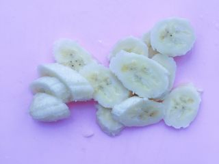 香蕉酸奶溶豆,食材处理二：香蕉去皮切片