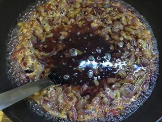 葡萄果酱,期间可以用勺子压一压，充分压出紫色汁