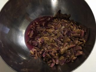 葡萄果酱,捞出的葡萄皮还有汁水都倒回锅里，小心别把皮倒进去了