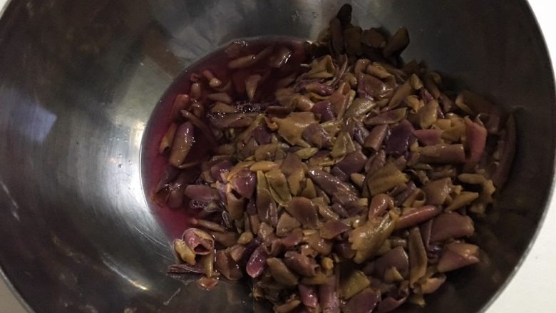 葡萄果酱,捞出的葡萄皮还有汁水都倒回锅里，小心别把皮倒进去了